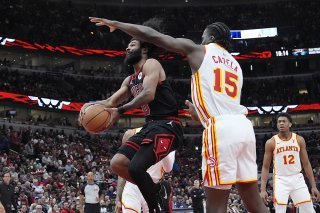 Clint Capela (à droite) tente de s'interposer devant l'homme du match Coby White. KEYSTONE/AP/Nam Y. Huh